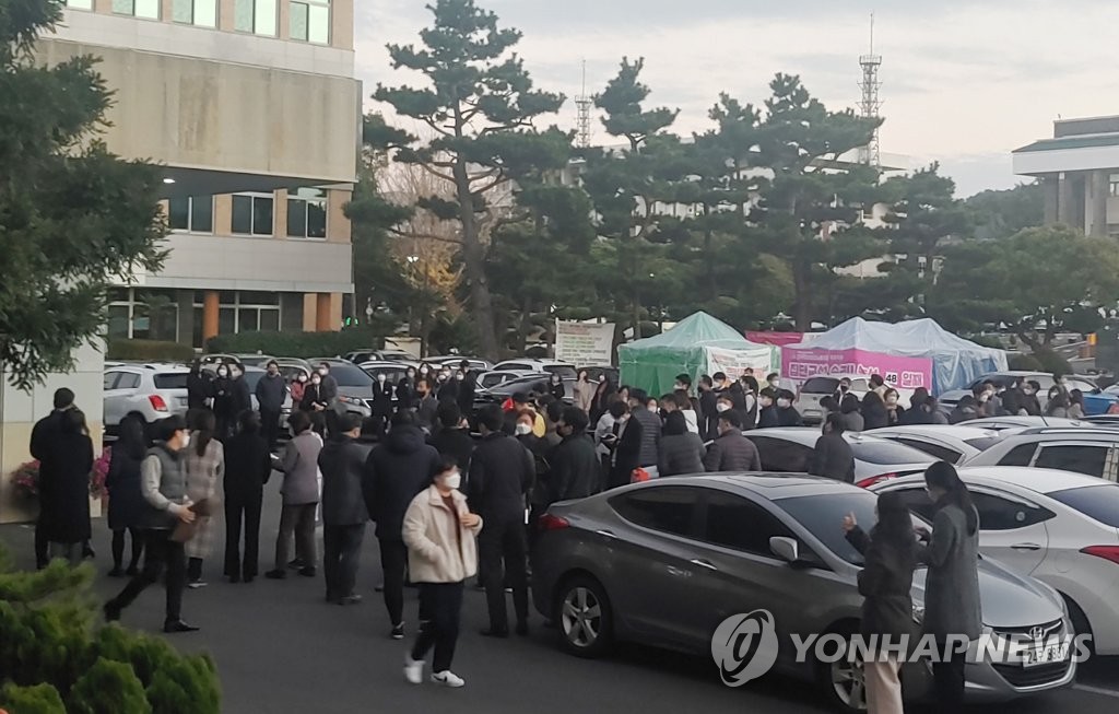 ��ƹϤ��G12��14��A�b�٦{�A�٦{�D�Ш|�U�u�@�H�����t�M����ǥ~���m�a�a�C ���p��/�٦{�D�Ш|�U�ѹϡ]�Ϥ��Y�T����ƻs�^