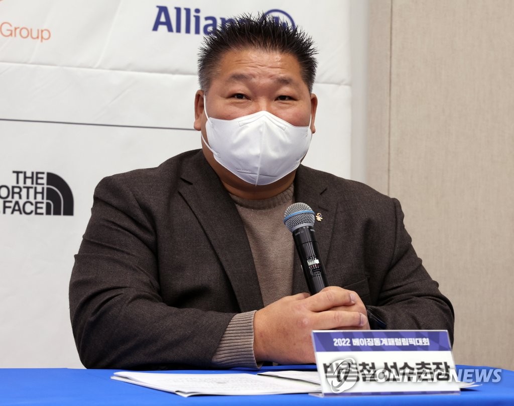 資料圖片:2月14日,在首爾市民廳,2022北京冬殘奧會南韓代表團總監樸宗哲(音)在記者會上發言。 韓聯社