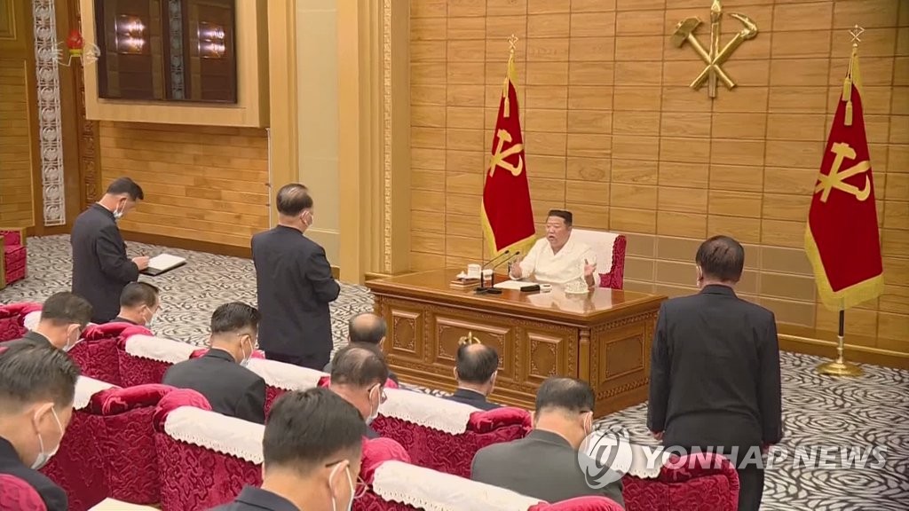 資料圖片:5月29日,朝鮮國務委員會委員長金正恩(穿著白襯衫)主持召開勞動黨政治局會議。 韓聯社/朝鮮央視畫面(圖片僅限南韓國內使用,嚴禁轉載複製)