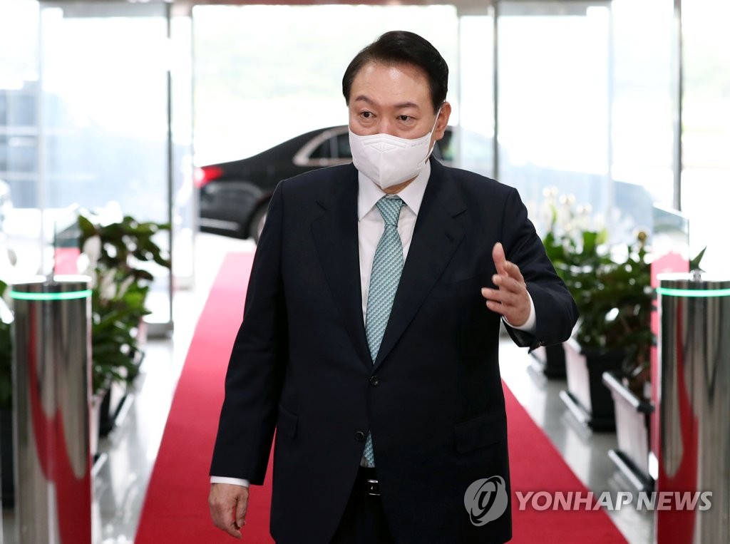 7月20日,在首爾龍山總統府,尹錫悅在上班途中的簡約記者會上答問。 韓聯社/總統室通訊攝影記者團