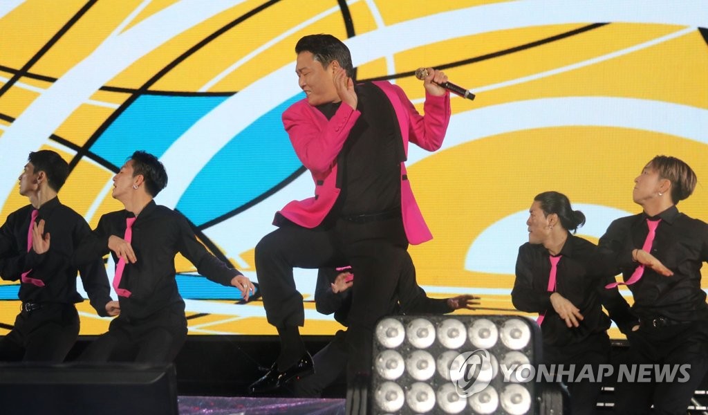 資料圖片:登臺獻藝的鳥叔PSY 韓聯社