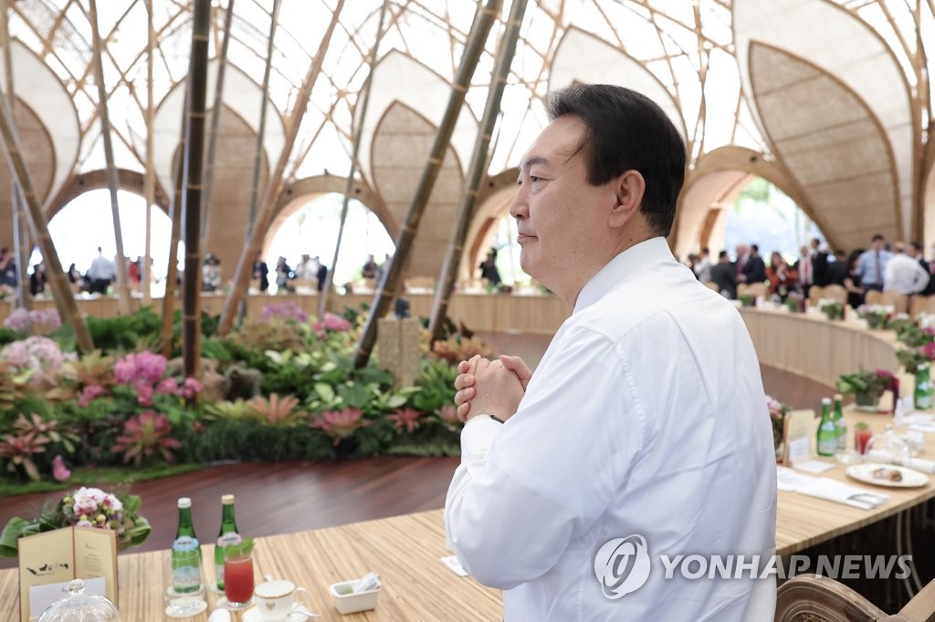 資料圖片:當地時間11月15日,在印尼巴厘島,南韓總統尹錫悅出席二十國集團(G20)峰會午餐環節。 韓聯社