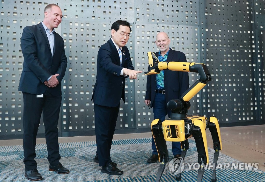 當地時間7月28日,在美國馬薩諸塞州波士頓動力公司,李昌洋與機器人互動。 韓聯社/產業部供圖(圖片嚴禁轉載複製)