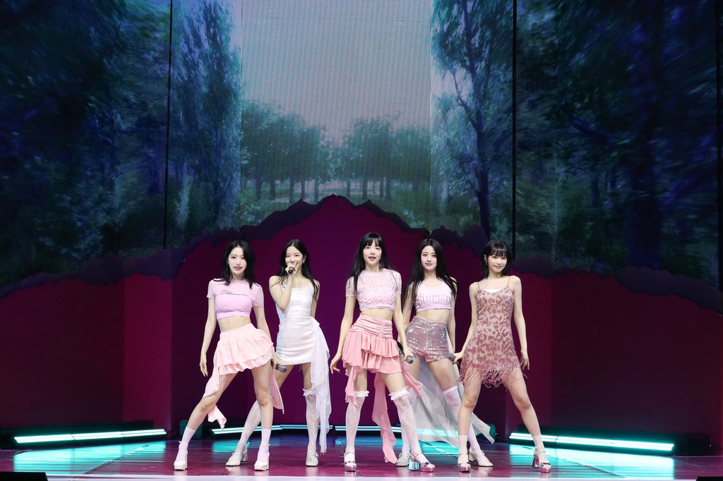 5��1��A�b�������s�z�ϡA�k��LE SSERAFIM�|�歺�i���W�M��mUNFORGIVEN�n�o�G�mť�|�C�Ϭ�LE SSERAFIM�\���ըѴC���ӡC ���p��/SOURCE MUSIC�ѹϡ]�Ϥ��Y�T����ƻs�^