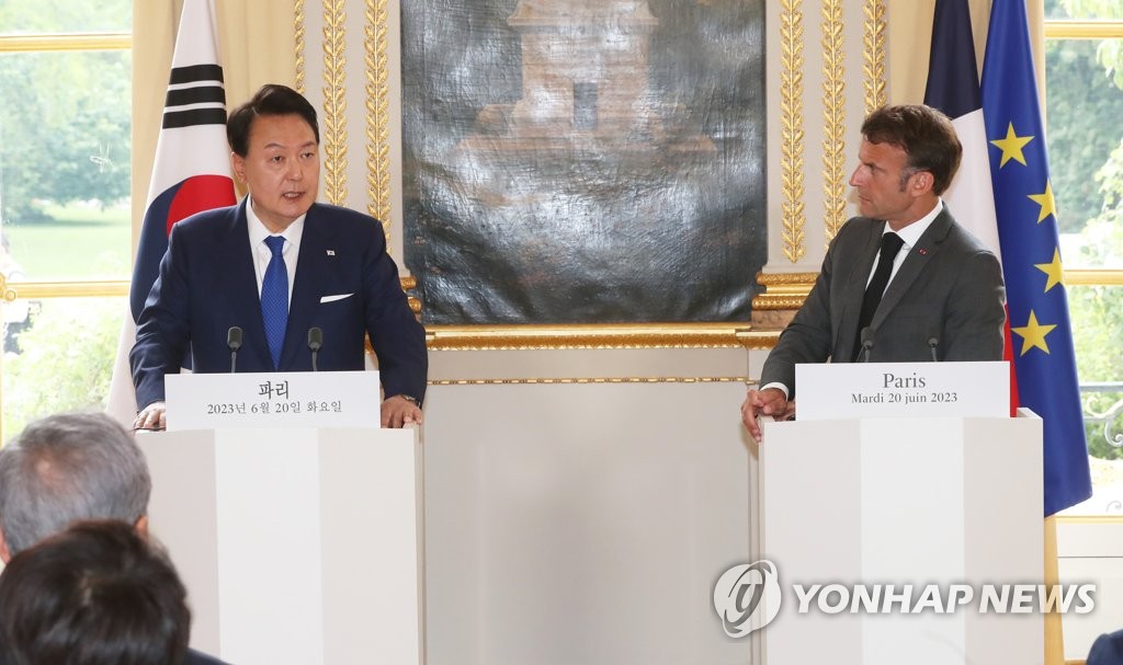當地時間6月20日,在法國巴黎愛麗舍宮,南韓總統尹錫悅(左)和法國總統馬克龍在首腦會談前聯合發表新聞公報。圖為尹錫悅發言。 韓聯社