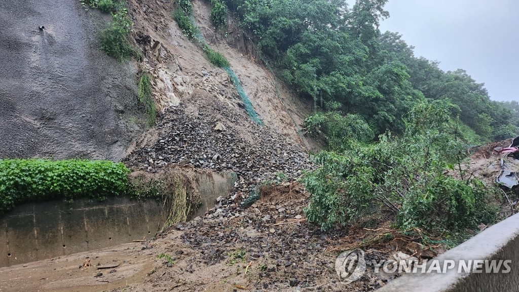 資料圖片:7月15日上午5時28分左右,忠清北道清州市西原區南二面的一條公路附近發生山體滑坡。 韓聯社/讀者供圖(圖片嚴禁轉載複製)