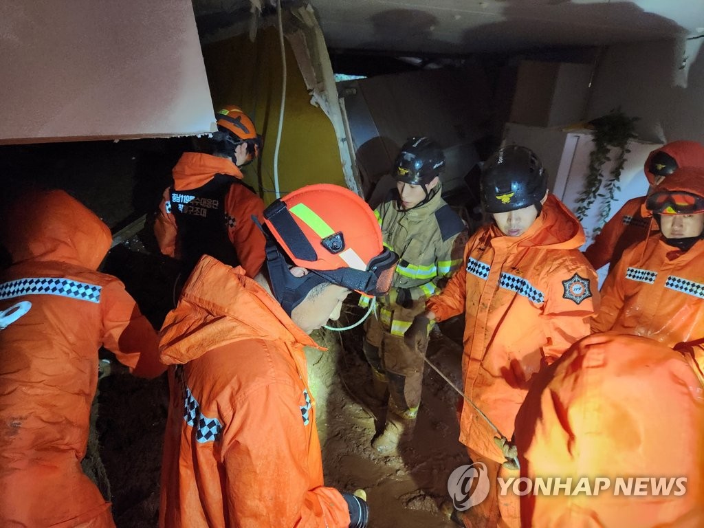 資料圖片:7月15日上午7時許,忠清南道青陽郡定山面發生泥石流,消防隊員正開展緊急救援工作。 韓聯社/忠清南道消防本部供圖(圖片嚴禁轉載複製)