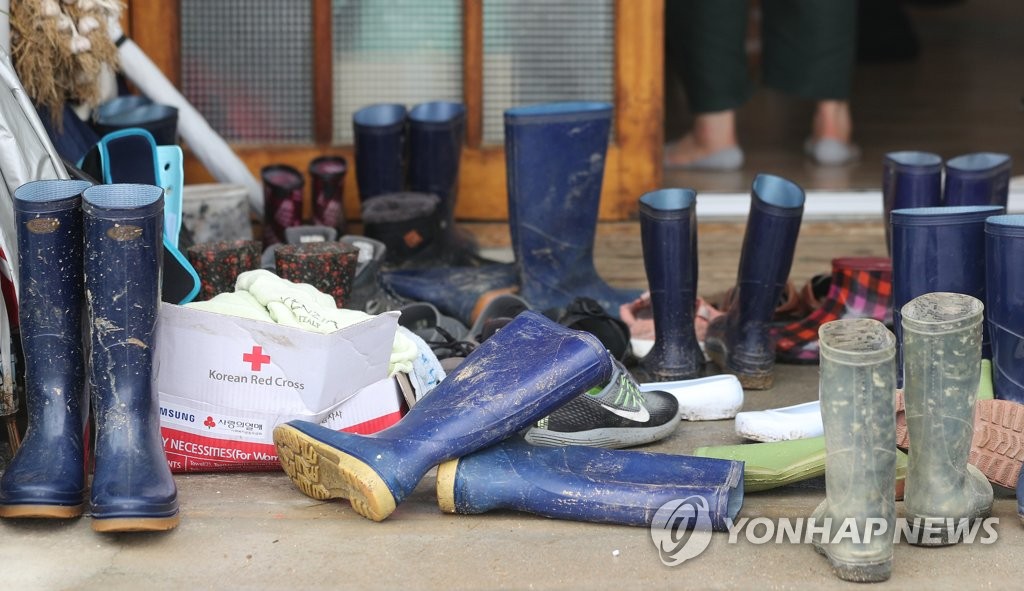 資料圖片:慶尚北道醴泉郡一老年人活動中心外的災民雨靴 韓聯社