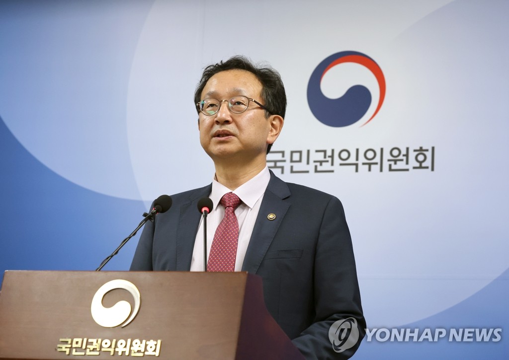 8月21日,在政府世宗辦公大樓,權益委員會副委員長鄭勝允發佈《金英蘭法》施行令修訂案。 韓聯社