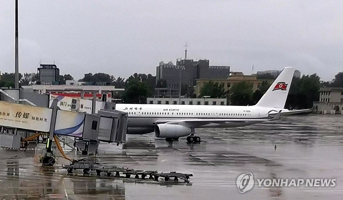 資料圖片:8月24日,在北京首都國際機場,一架朝鮮高麗航空的客機停靠航廈。 韓聯社