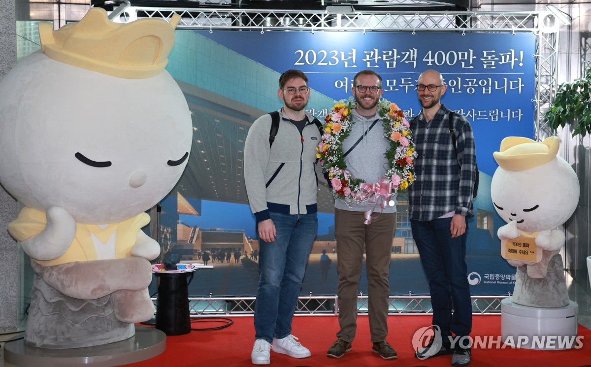 12��13��A�b�����s�s�Ϫ���ߤ����ժ��]�A���~��400�U�W�X�ȦX�v�d���C ���p��