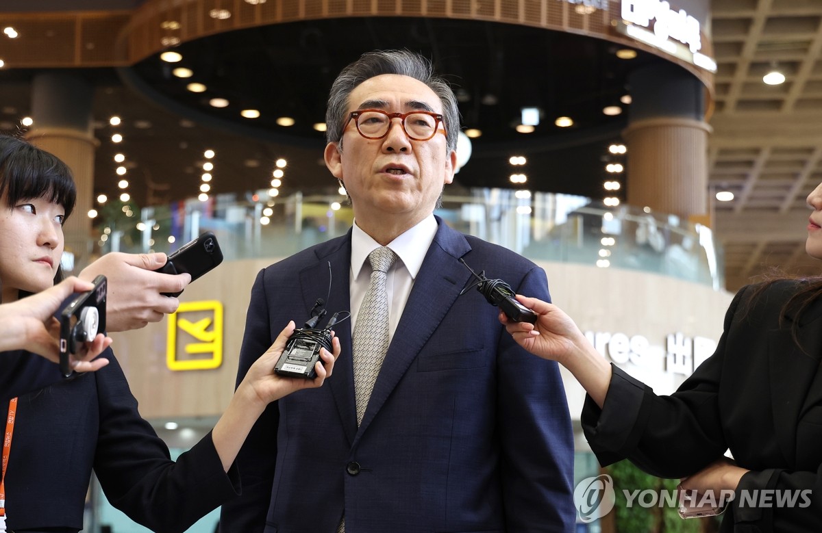 5月13日,在首爾金浦機場,南韓外交部長官趙兌烈準備乘機飛赴中國北京。他將在京與中共中央政治局委員兼外交部長王毅舉行會談。圖為趙兌烈行前接受記者採訪。 韓聯社