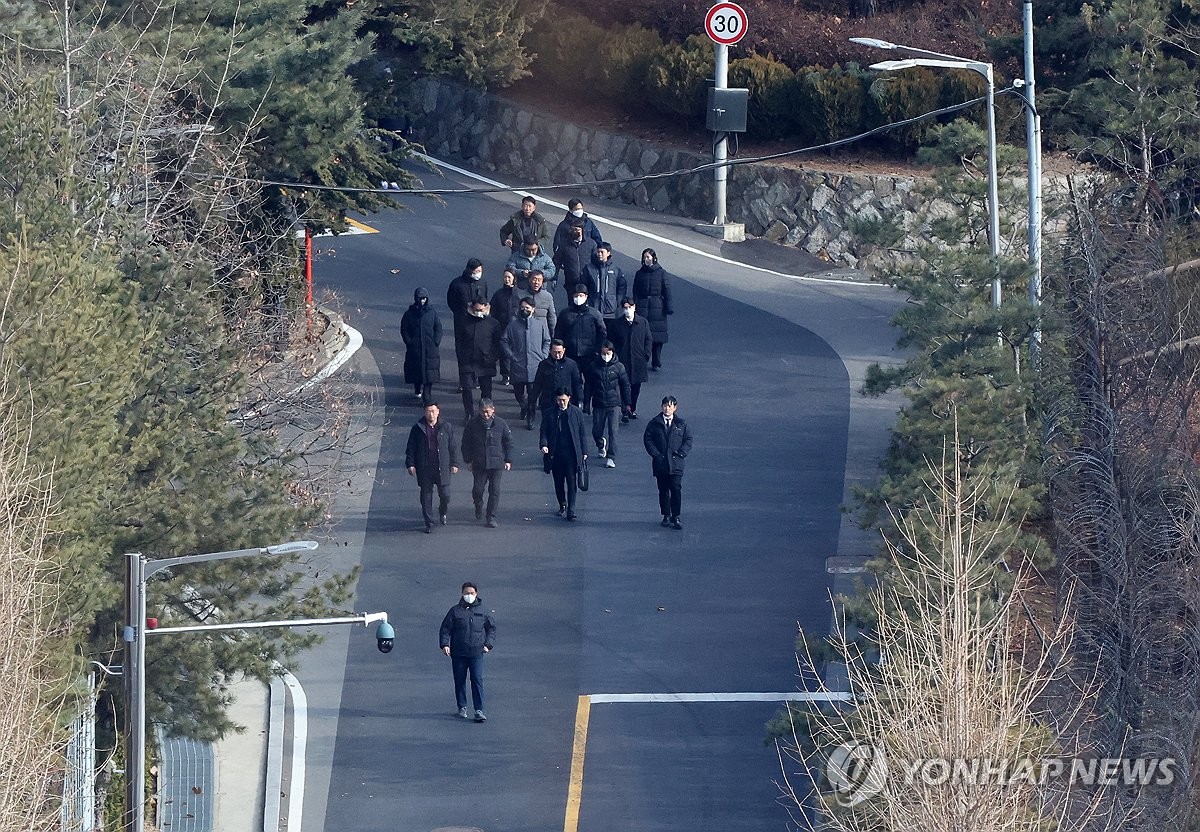 1月3日,在首爾龍山區漢南洞的總統官邸,公調處偵查員和警力停止對尹錫悅執行拘留並撤離。 韓聯社