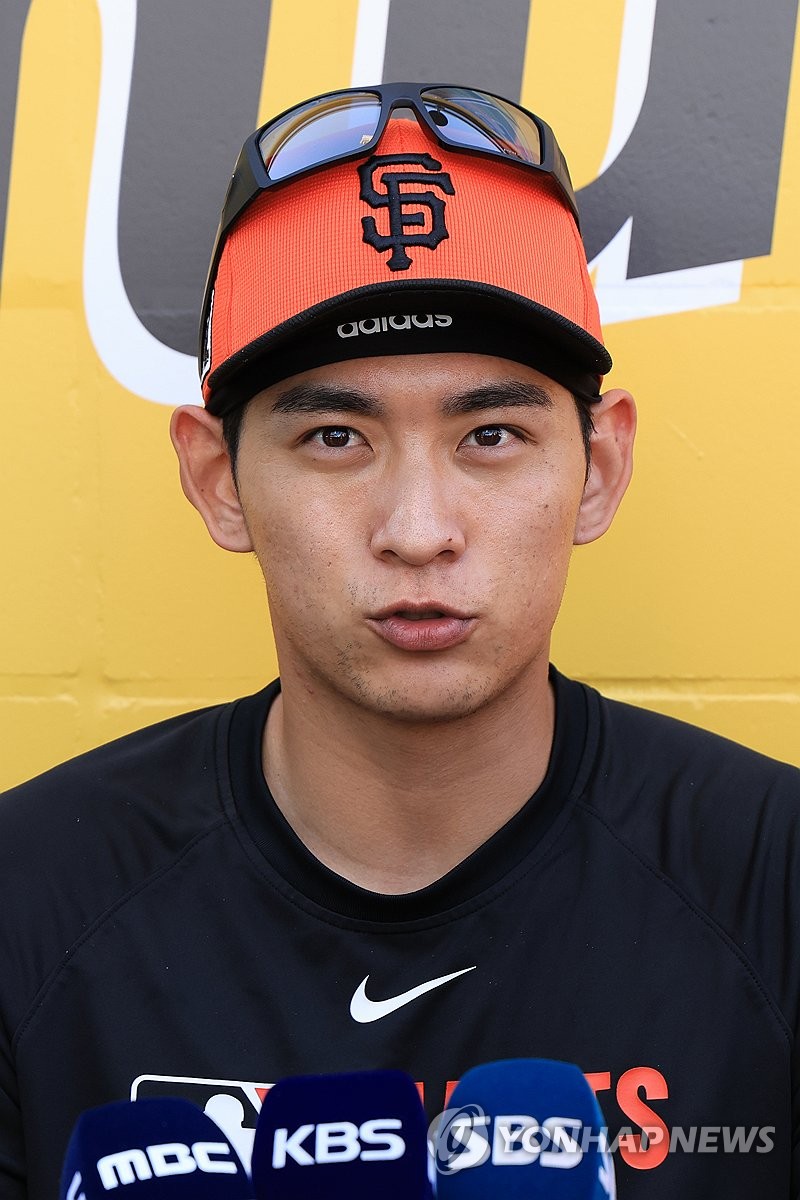 한국 취재진과 인터뷰하는 이정후