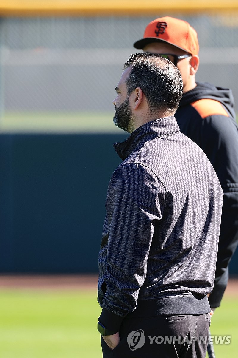 스프링캠프서 훈련 지켜보는 잭 미내시언 단장