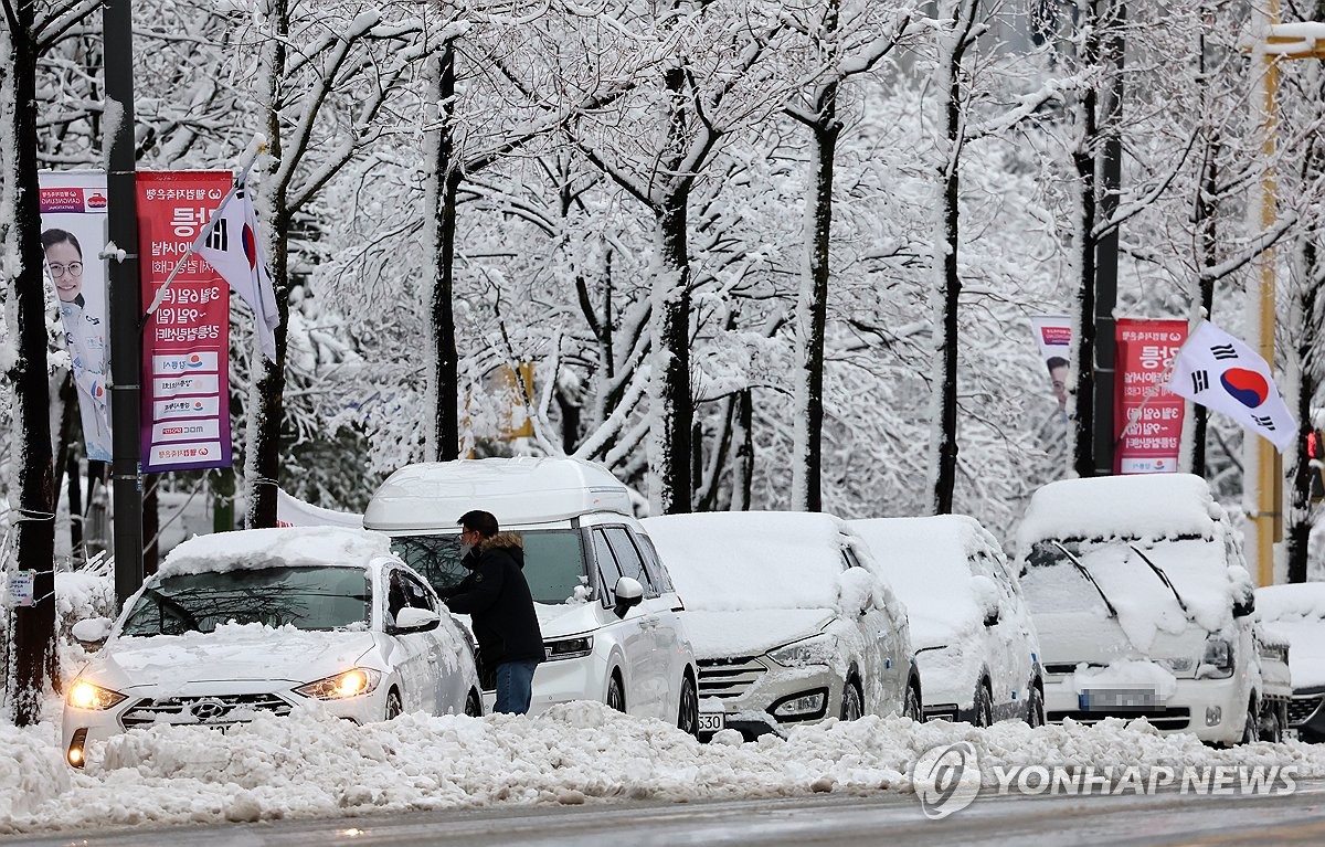資料圖片:3月3日,江原道江陵市降下大雪。 韓聯社