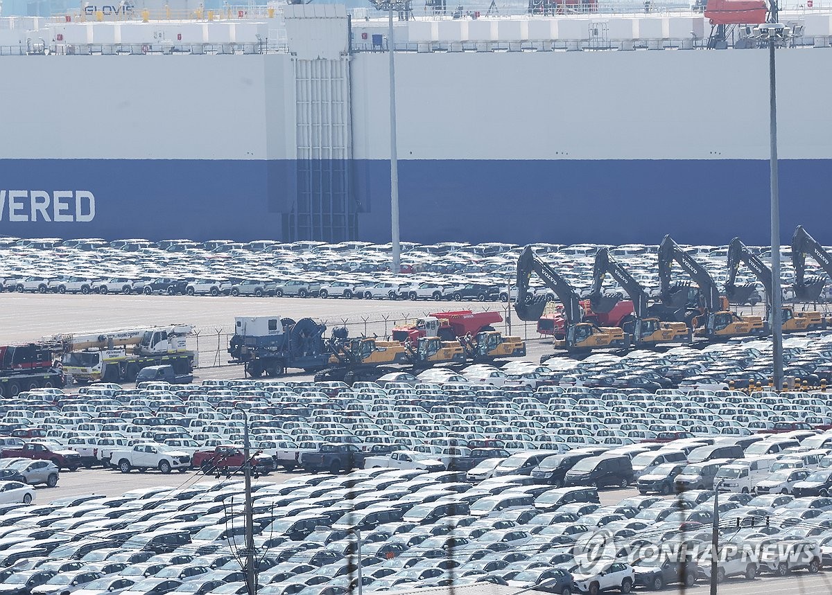 資料圖片:整車等待裝箱出口。 韓聯社