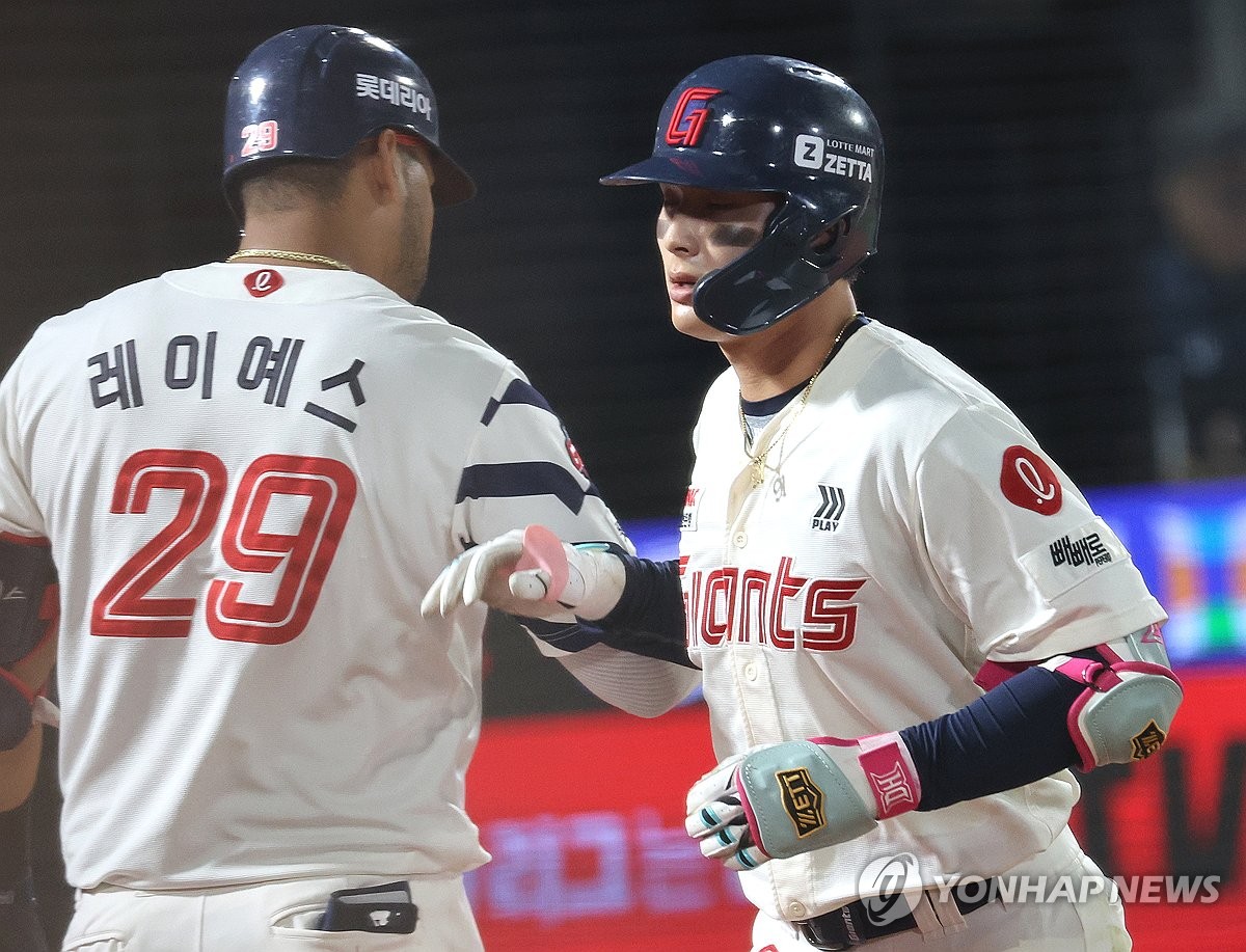 롯데 윤동희 추격의 1점 홈런