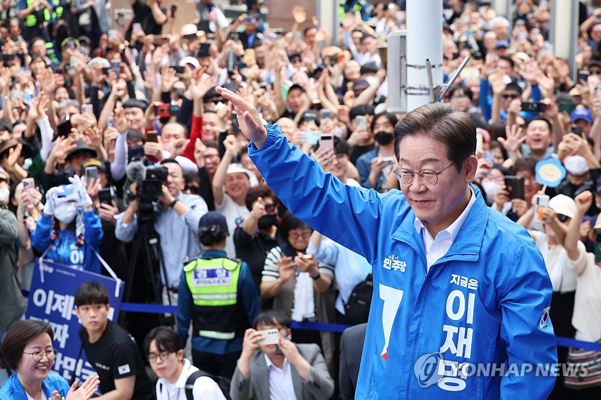 ��ƹϤ��G2025�~5��14��A�b�y�|�n�D���쥫�A�@�P���D���`�έԿ�H���b���i�}�Բ����ʡA�V�䴩�̴̭���P�N�C ���p��/�p�X�ĳX��