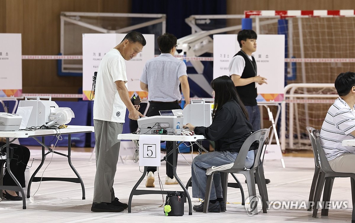 5月30日,在蔚山市的一處投票站,選民前來參加缺席投票。 韓聯社