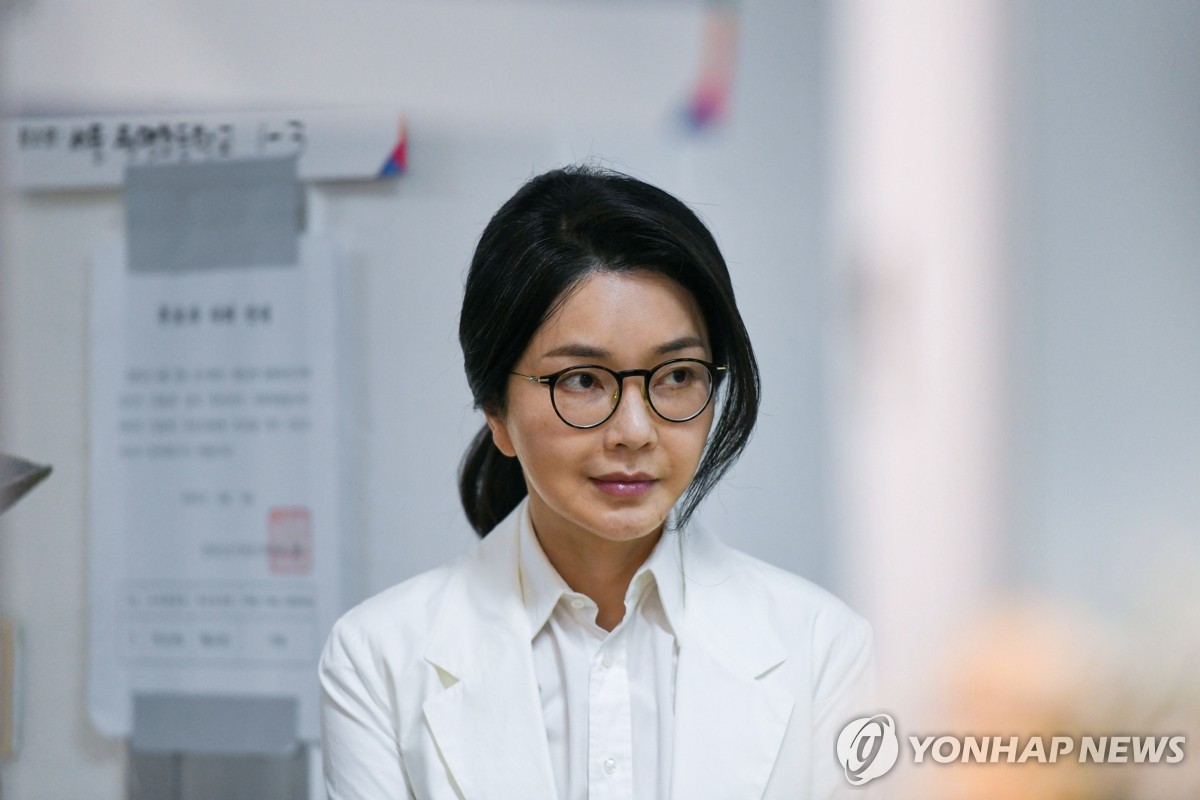 資料圖片:6月3日,在設于首爾瑞草區一所小學的投票站,南韓前總統夫人金建希參加總統選舉投票。 韓聯社/聯合採訪團