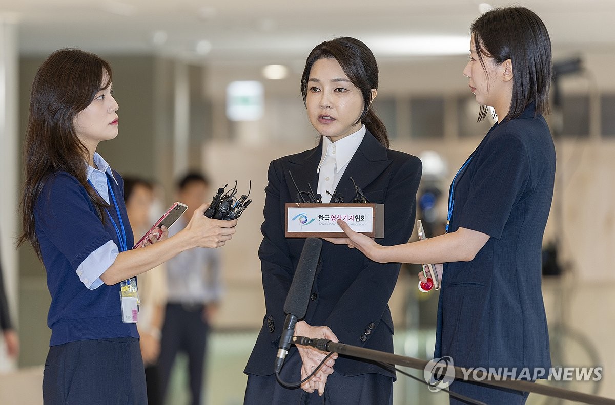 ��ƹϤ��G8��6��A�b���������Ϫ�KT�j�H�A�n���e�`�Τ������ҤH���اơ]�~���^�ǳƨ�ױ����W���˹�նǰT�C ���p��/�p�X��v�O�̹�