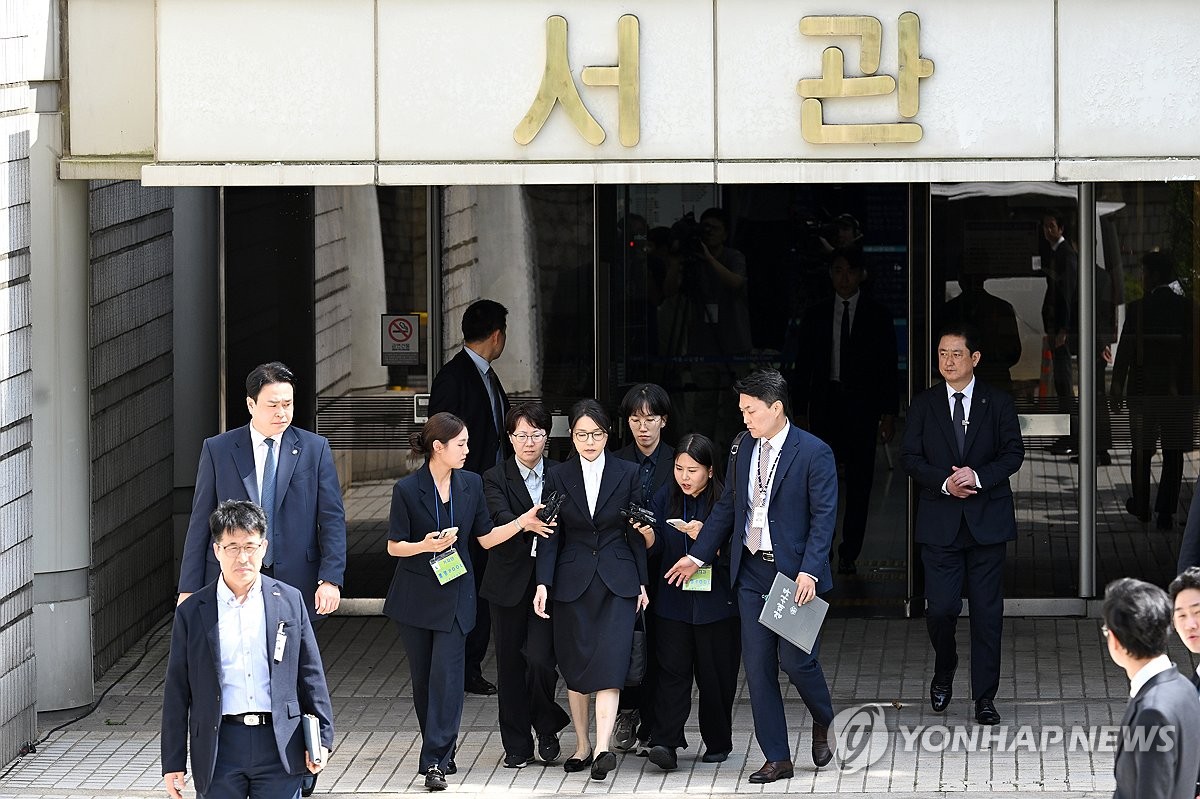 ��ƹϤ��G8��12��A�b���������a��k�|�A���اƦb�����e�����n�ʼf�d�ᨫ�X�k�|�j�ӡC ���p��/�p�X��v�O�̹�