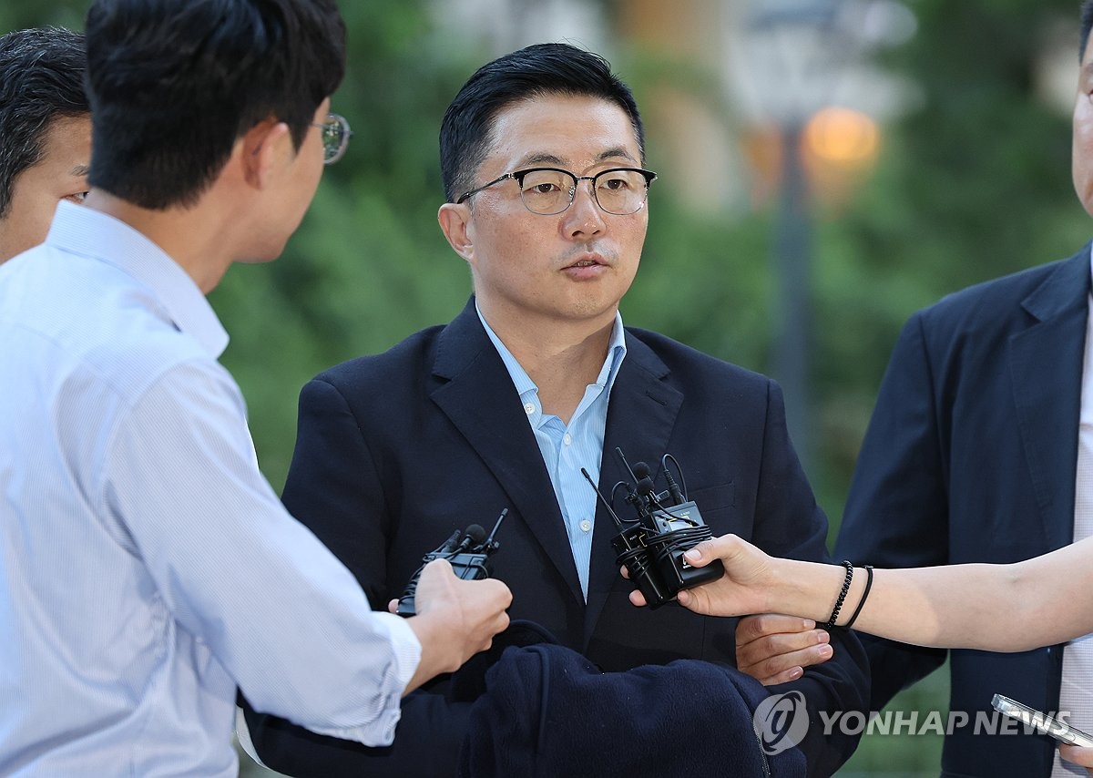 資料圖片:8月12日,在首爾鐘路區KT大廈,,被視為南韓前總統尹錫悅夫人金建希家族"管家"的金藝成(音)走進獨檢組辦公室。 韓聯社