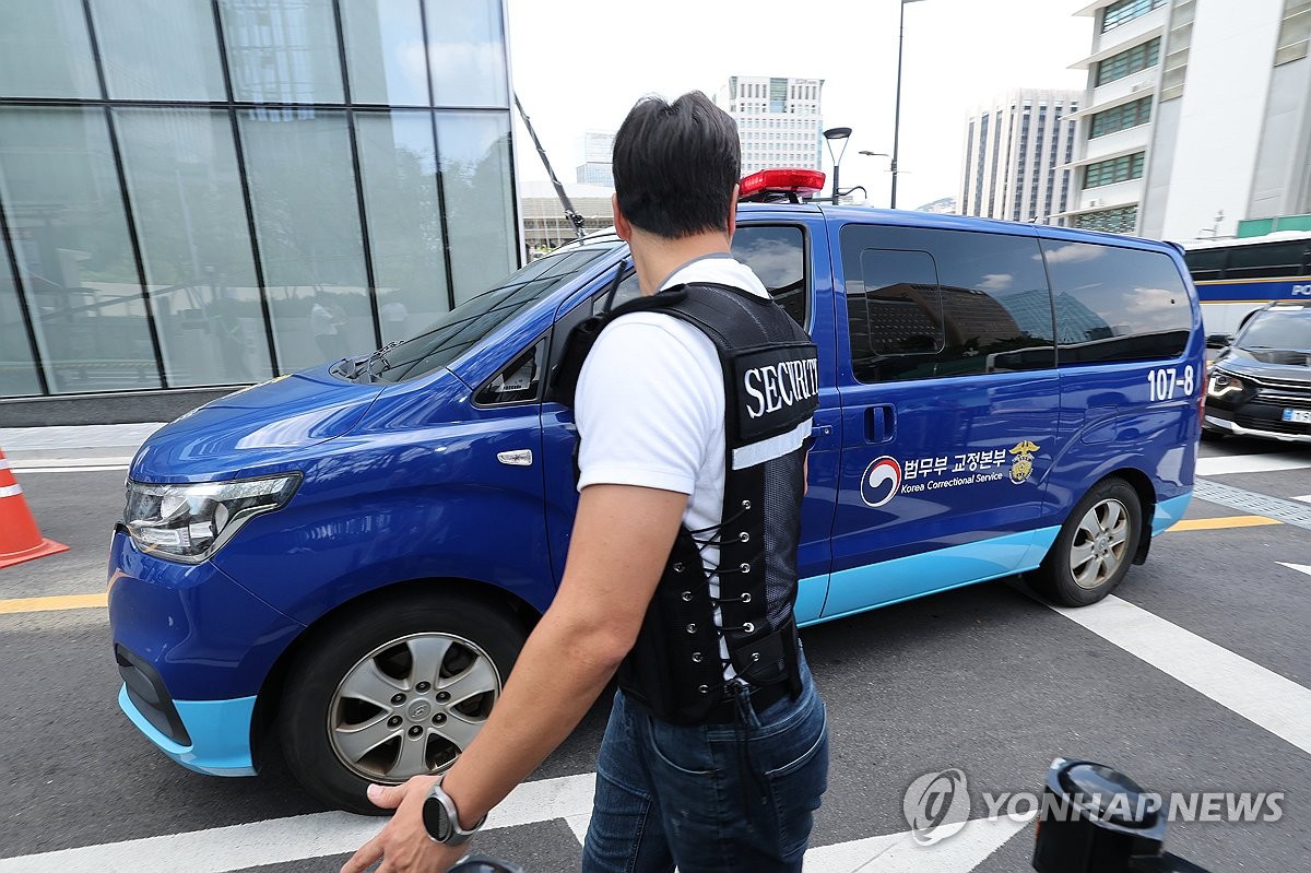 8月21日,在首爾鐘路區,南韓前總統尹錫悅夫人金建希乘坐的法務部車輛駛入獨立檢察組(獨檢組)辦公室所在的KT大廈。金建希當天到案,將主要就"請托門"接受調查。 韓聯社