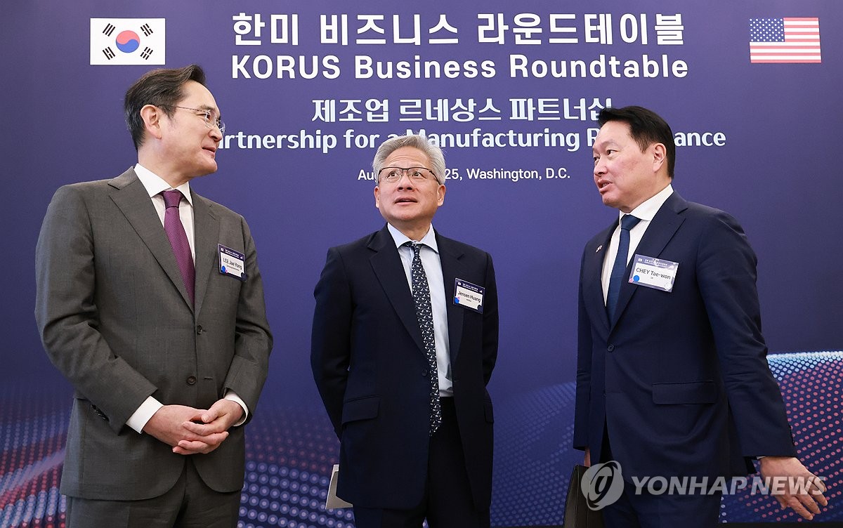 ��ƹϤ��G���a�ɶ�8��25��A�b����ز��y�|�檺�����Ӱȶ��|ĳ�۫ݷ|�W�A�������]���^�P���b��]���^�M�Z������͡C ���p��