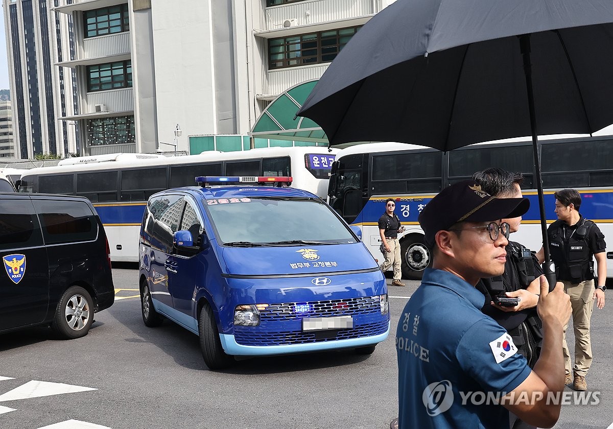 8月28日,在首爾鐘路區,南韓前總統尹錫悅夫人金建希乘坐的法務部車輛駛入獨立檢察組辦公室所在的KT大廈。 韓聯社
