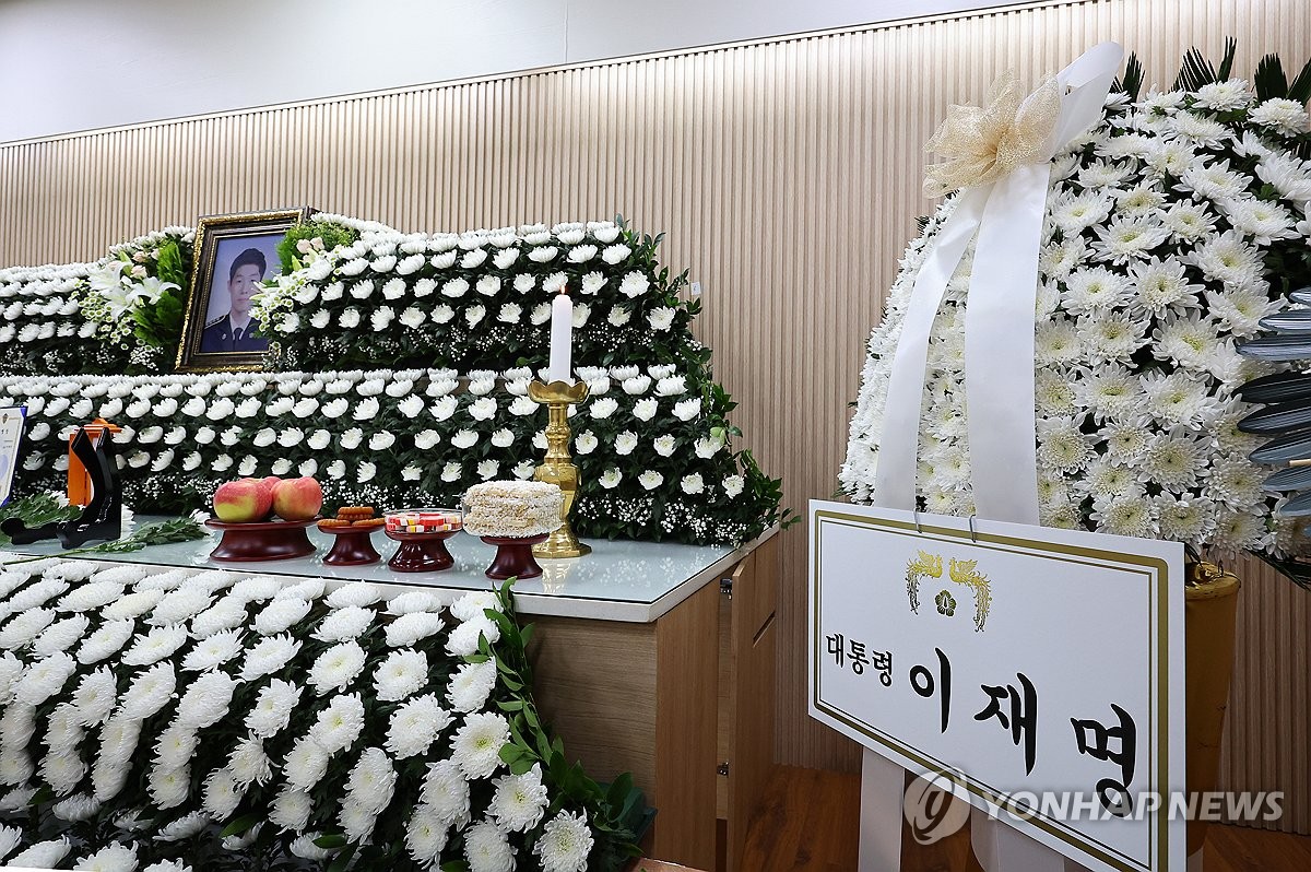 9月12日,在設在仁川市東區的一殯儀館的殉職海警李在錫靈堂,擺放著總統李在明送來的花圈。 韓聯社