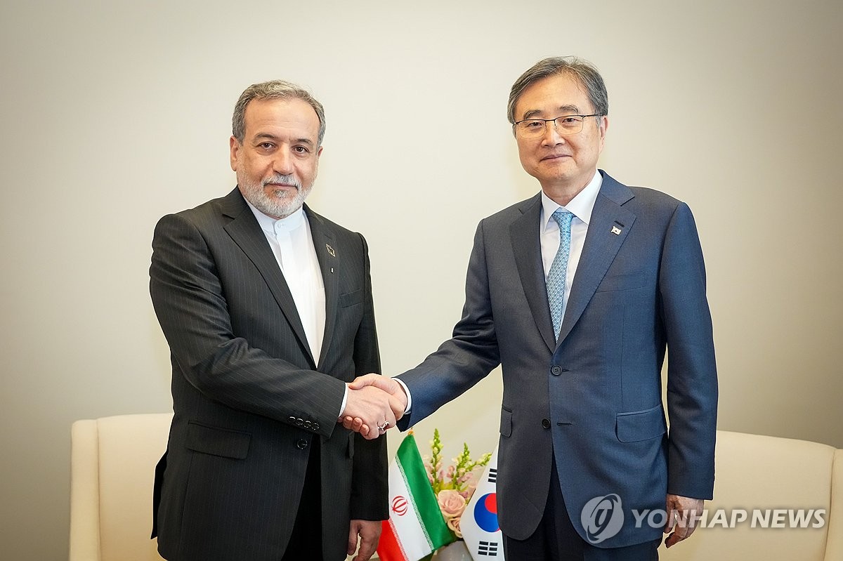 當地時間2025年9月25日,在美國紐約,南韓外交部長官趙顯(右)在出席第80屆聯合國大會高級別會議週期間會見伊朗外交部長阿巴斯·阿拉格齊。 韓聯社/南韓外交部供圖(圖片嚴禁轉載複製)