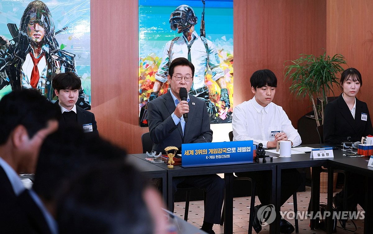 10��15��A�b�������F�ϡA���b���]�k�T�^�P�ꤺ�C�����~CEO�y�͡C ���p��/�`�Ϋǳq�T��v�O�̹�