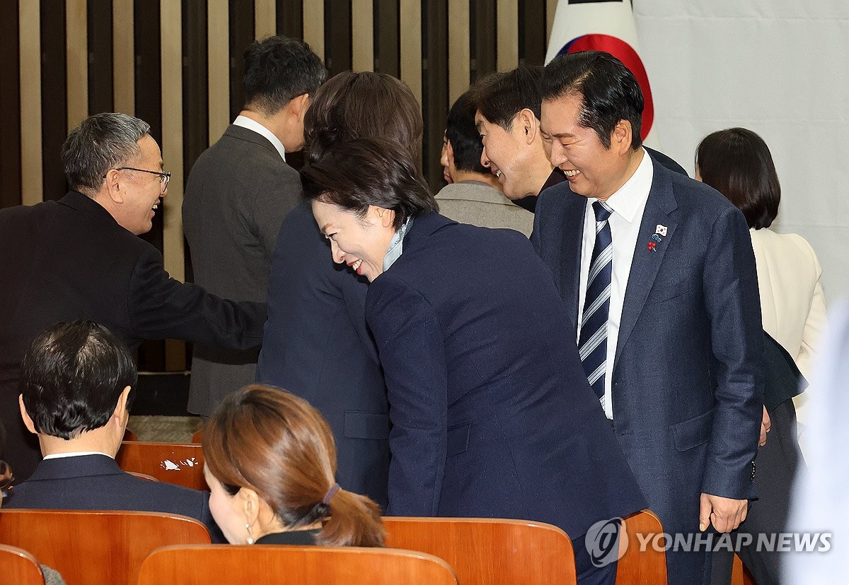 12月22日,在南韓國會,共同民主黨黨首鄭清來(右一)出席該黨議員大會。 韓聯社