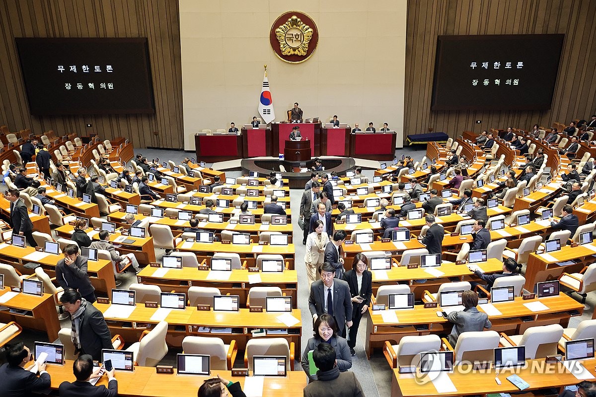12月22日,在南韓國會,國民力量黨首張東赫就專設內亂案特別審判庭法案發起“冗長辯論”後,共同民主黨議員們離場。 韓聯社