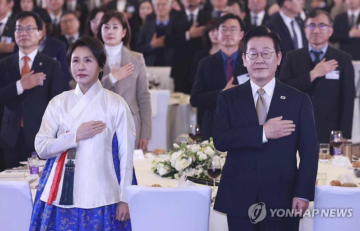 1��4��A�b�_�ʡA���b���]�k�^�M�ҤH���f���X�u�ȵ������y�ͷ|�C ���p��