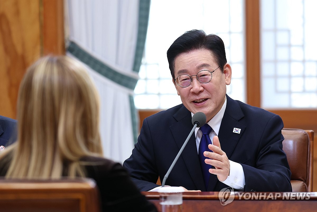 1月19日,在南韓總統府青瓦臺,南韓總統李在明同到訪的義大利總理焦爾吉婭·梅洛尼舉行會談併發言。 韓聯社