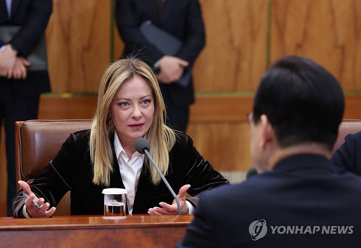 1月19日,在南韓總統府青瓦臺,南韓總統李在明同到訪的義大利總理焦爾吉婭·梅洛尼舉行會談。圖為梅洛尼在會談上發言。 韓聯社