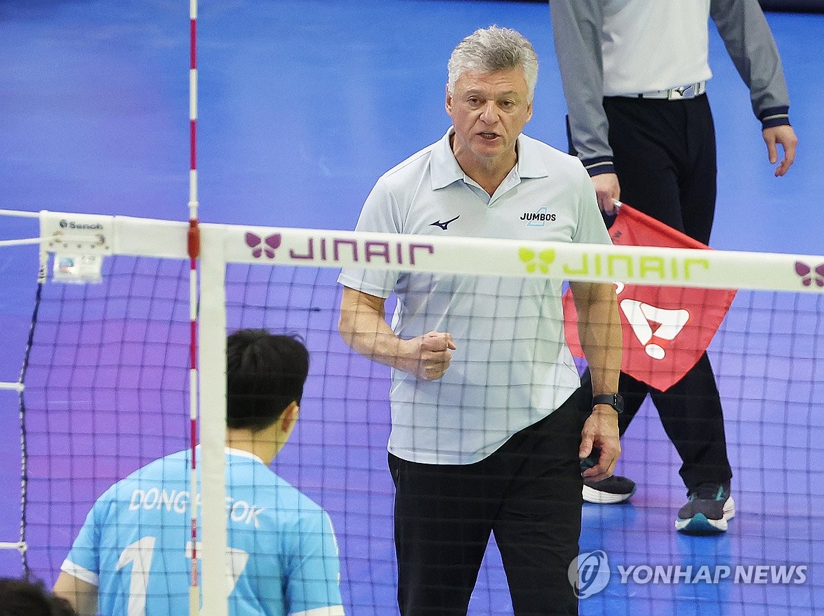 선수들 독려하는 헤난 감독