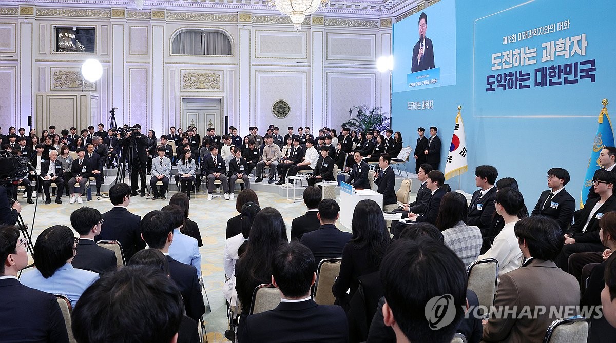 2��5��A�b�`�Ω��C�˻O�A���b���P�C�~��ޤH�~�y�͡C ���p��/�C�˻O�q�T��v�O�̹�