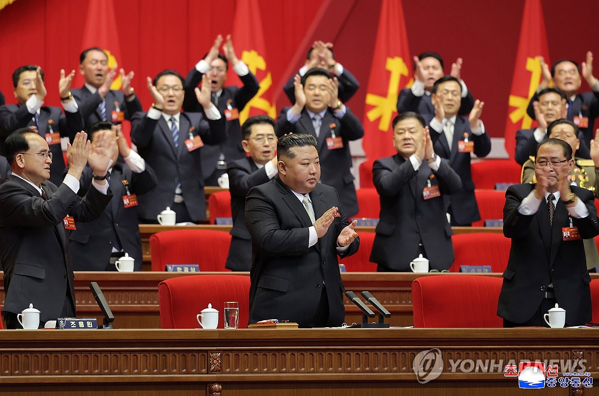 2月22日,金正恩(第一排居中)出席勞動黨九大第四天會議。 韓聯社/朝中社(圖片僅限南韓國內使用,嚴禁轉載複製)