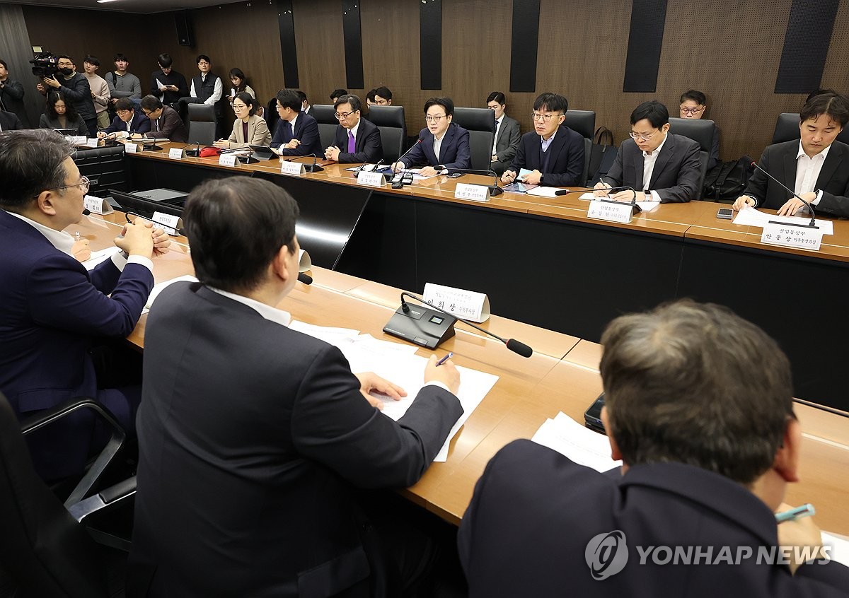 2��23��A�b�j���Ӥu�|ĳ�ҡA�����x�]�k�ƥk�|�^�D���l�}�x���p�X�|ĳ�A�Q�׬������|����ʦV�����סC ���p��