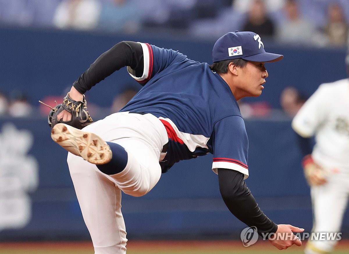 등번호 없이 한국 유니폼 입은 예비 투수 고바야시 다쓰토