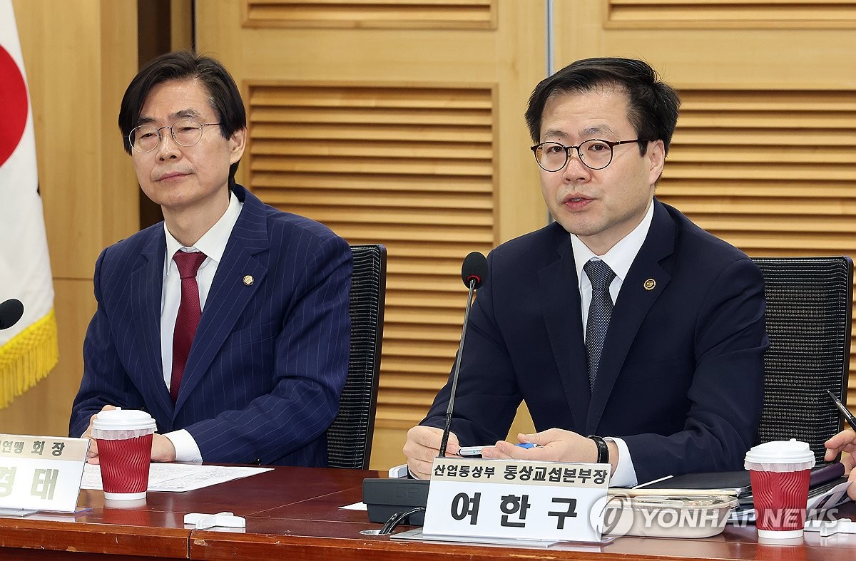 3月4日,在首爾汝矣島的國會議員會館,呂翰九(右)應邀出席韓美議員聯盟舉行的座談會。 韓聯社