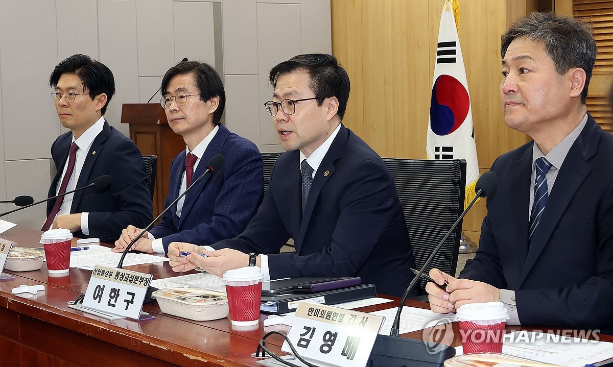 3月4日,在首爾汝矣島的國會議員會館,呂翰九(右二)應邀出席韓美議員聯盟舉行的座談會。 韓聯社