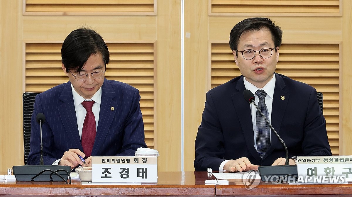 3月4日,在首爾汝矣島的國會議員會館,呂翰九(右)應邀出席韓美議員聯盟舉行的座談會。左為韓美議員聯盟會長趙慶泰。 韓聯社