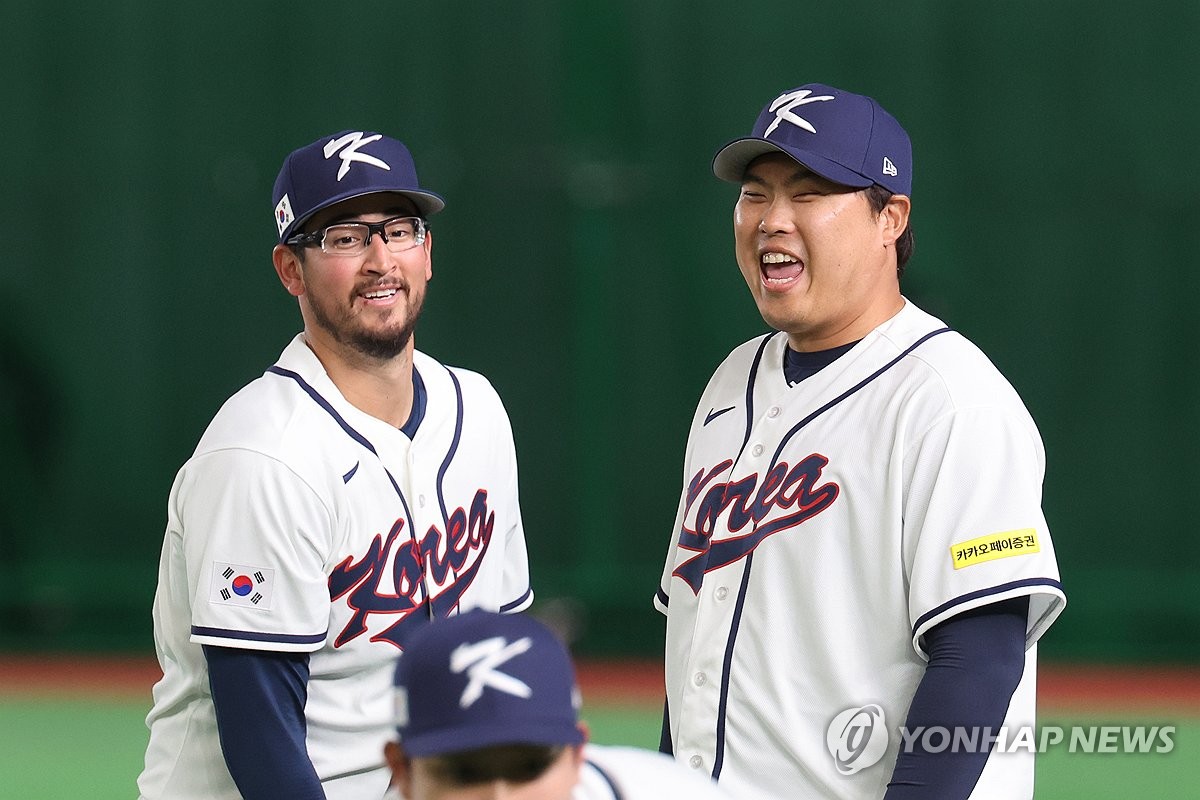 웃으며 훈련하는 류현진-데인 더닝