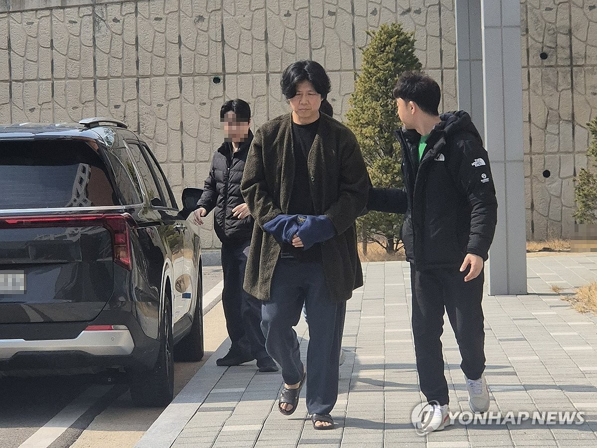 법원 출석하는 시나위 보컬 김바다