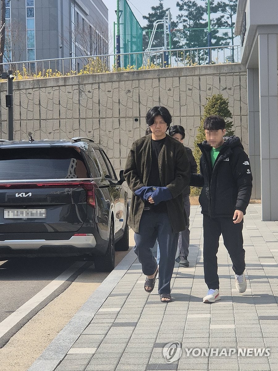 법원 출석하는 시나위 보컬 김바다